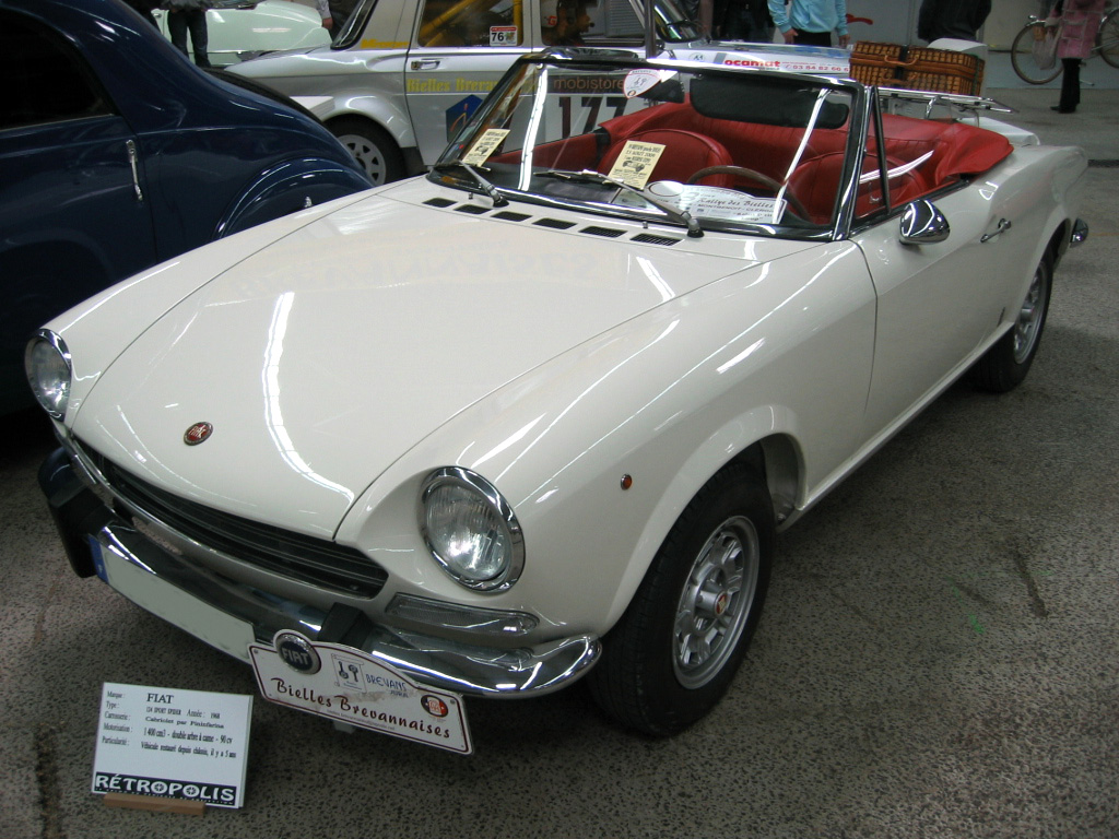 Fiat 124 Sport Spider: 2 фото