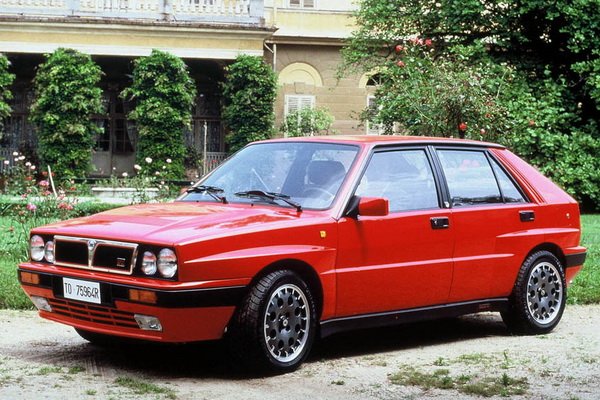 Lancia Delta HF Integrale: 12 фото