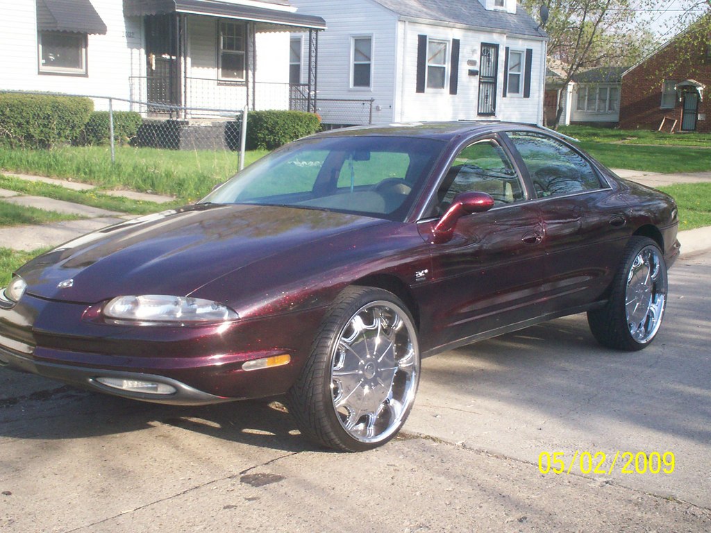 Oldsmobile Aurora: 2 фото