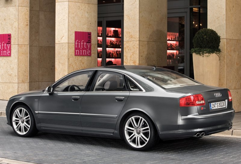 Audi S8: 8 фото