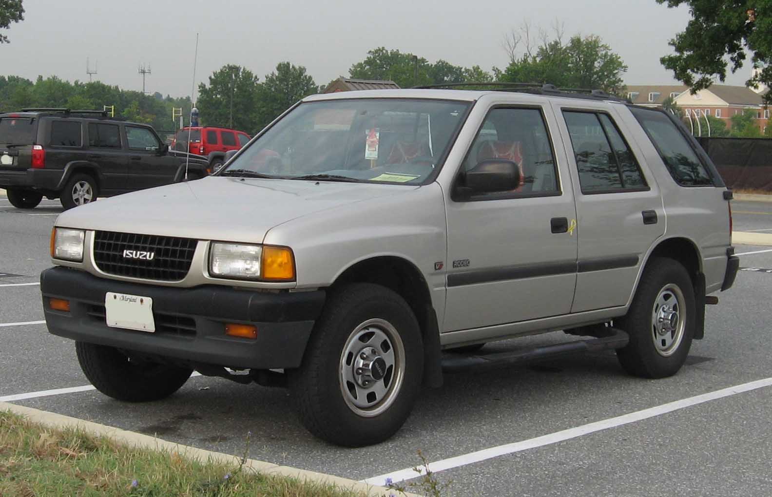 Isuzu Wizard: 8 фото