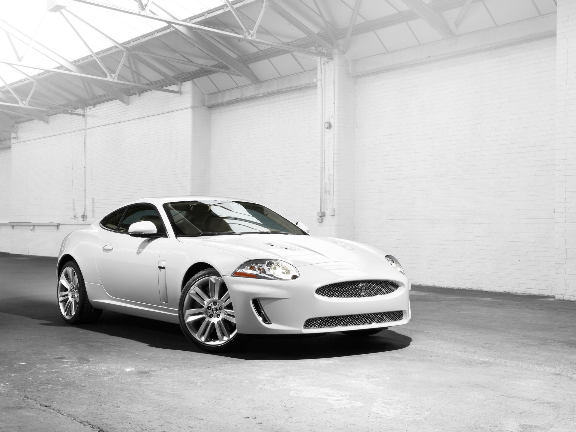 Jaguar XKR: 11 фото