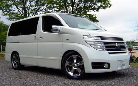 Nissan Elgrand: 3 фото