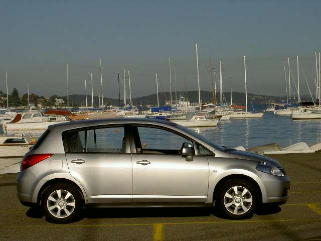 Nissan Tiida: 3 фото