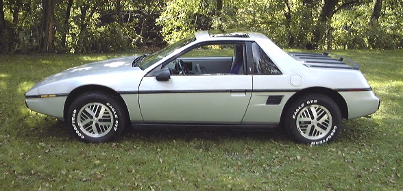 Pontiac Fiero: 4 фото