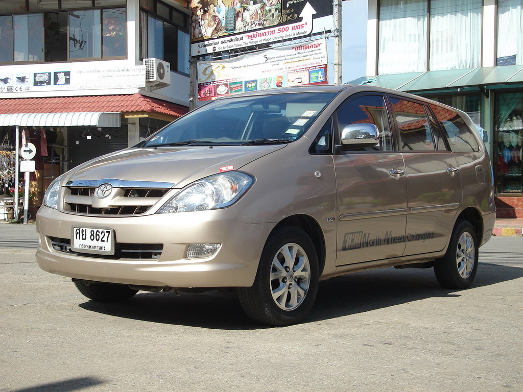 Toyota Innova: 12 фото